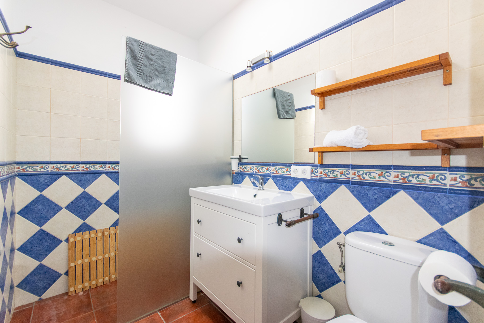Bathroom with shower of a villa with tourist license for sale in Cala n Bosch