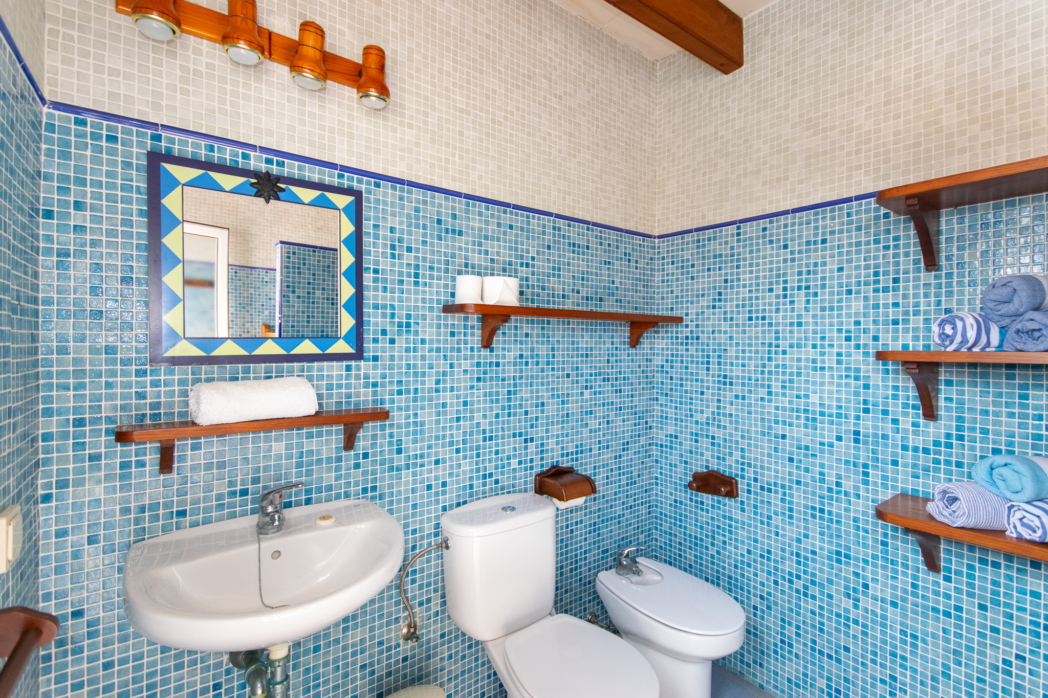 Salle de bain avec douche attenante à une villa avec licence touristique à vendre à Cala n Bosch