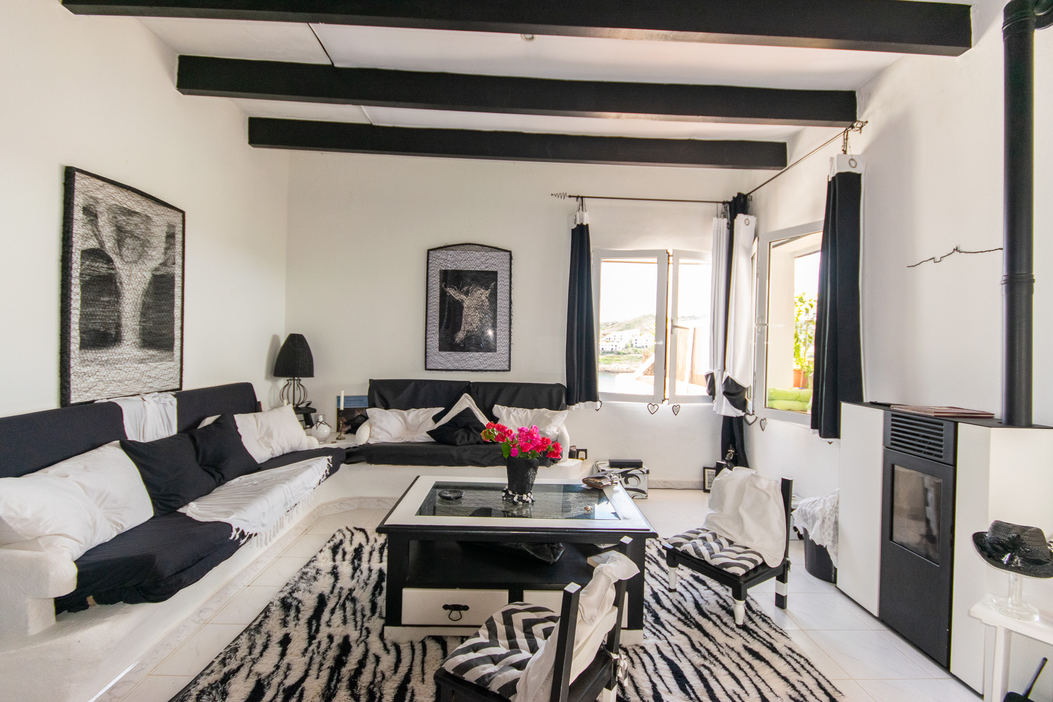 Salon d'un appartement de 3 chambres avec une vue magnifique sur Cala Tirant et les plages de Fornells