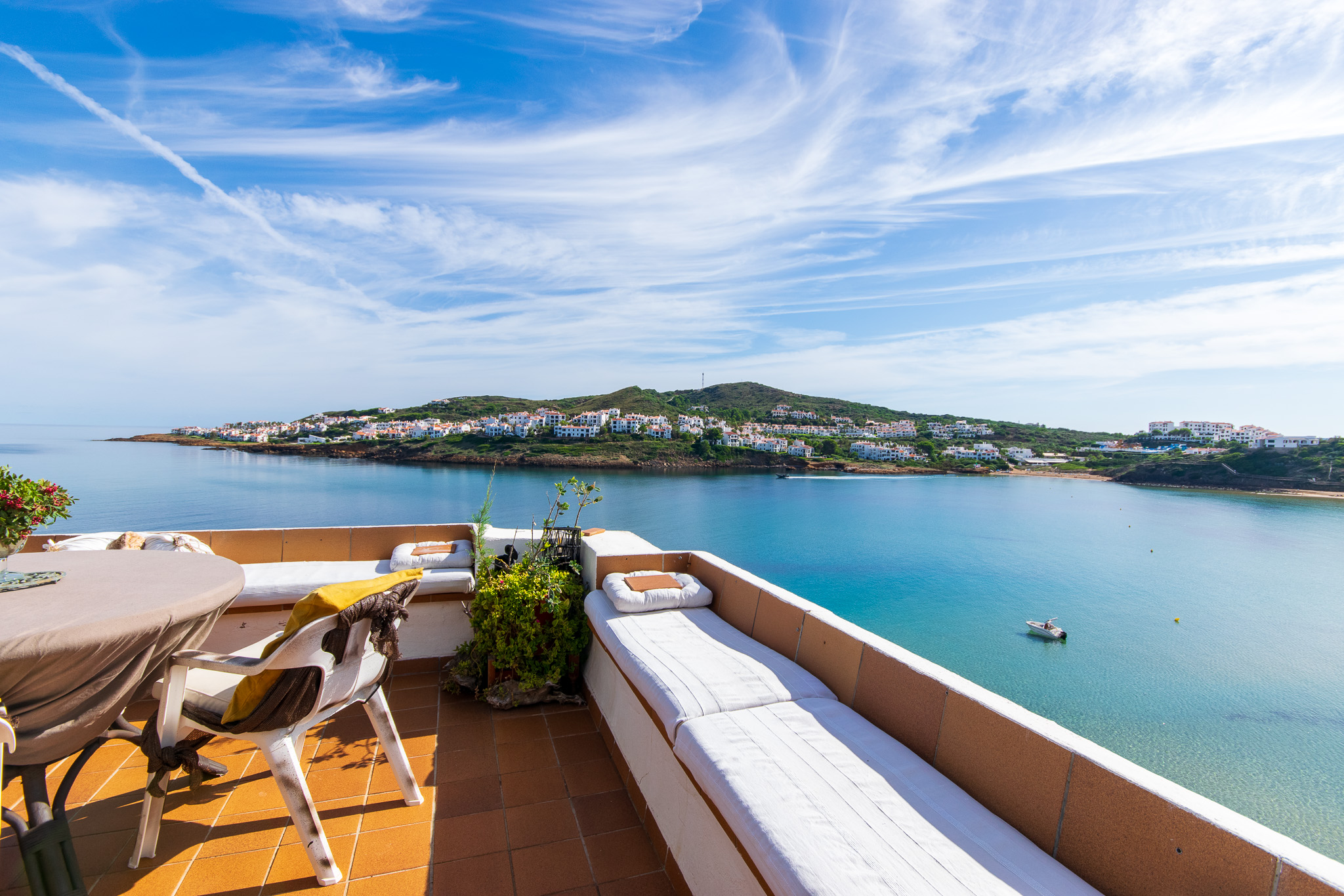 Vue sur la mer dans un appartement de 3 chambres avec une vue magnifique sur les plages de Cala Tirant et Fornells