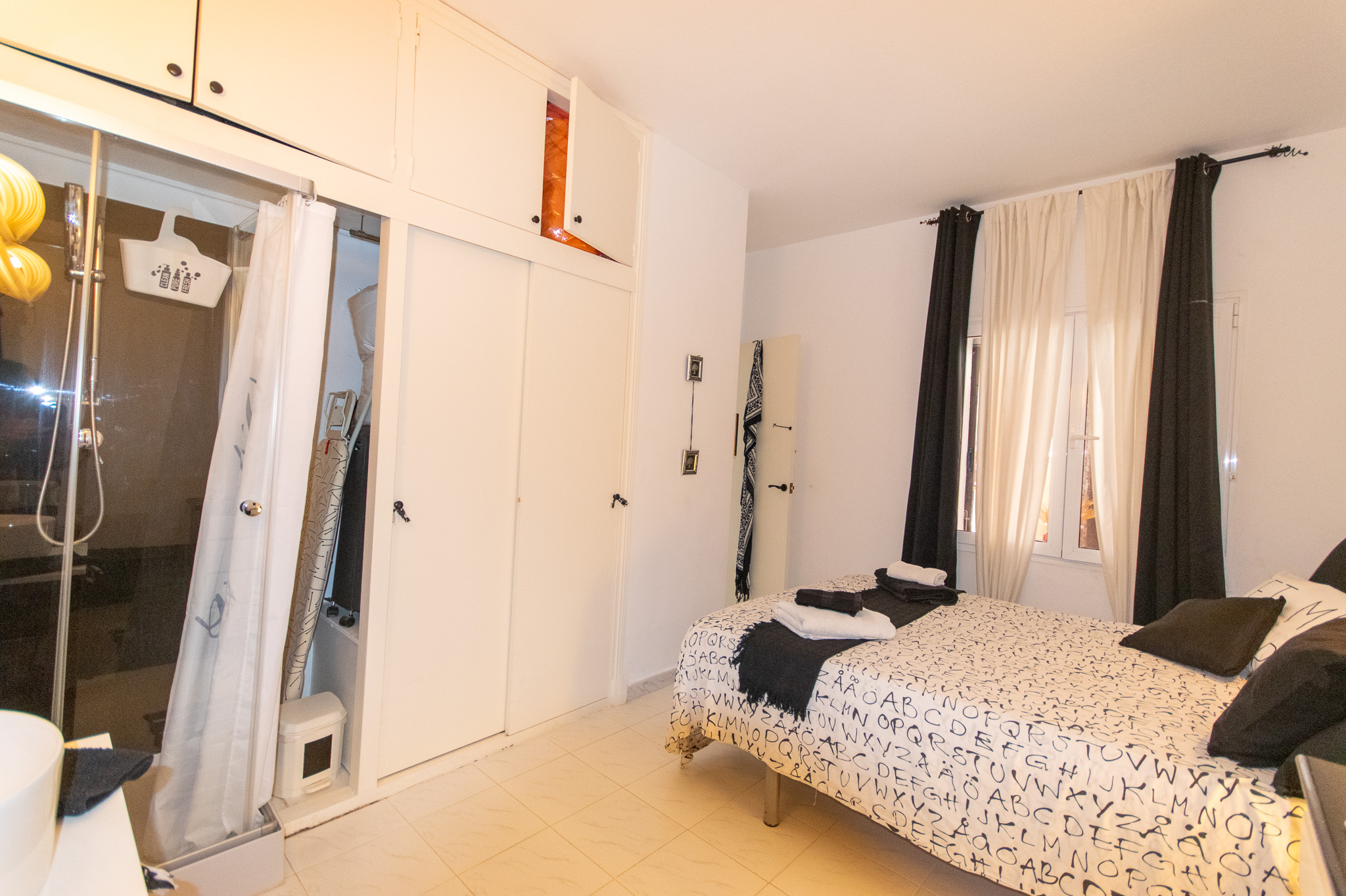 Chambre avec douche d'un appartement de 3 chambres avec une vue magnifique sur les plages de Cala Tirant et Fornells