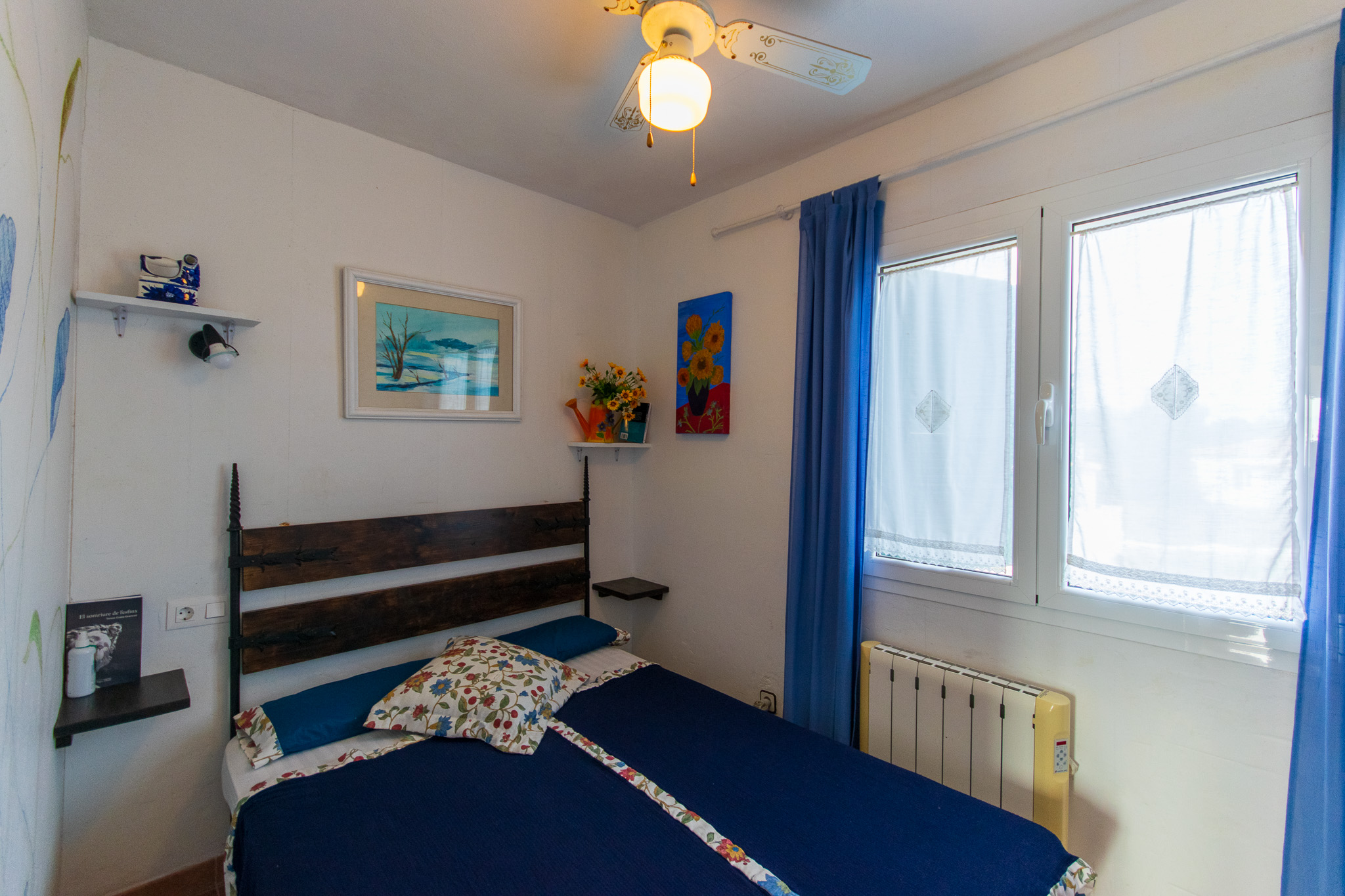 Chambre double d'une maison de ville de deux chambres à vendre à Cales Coves