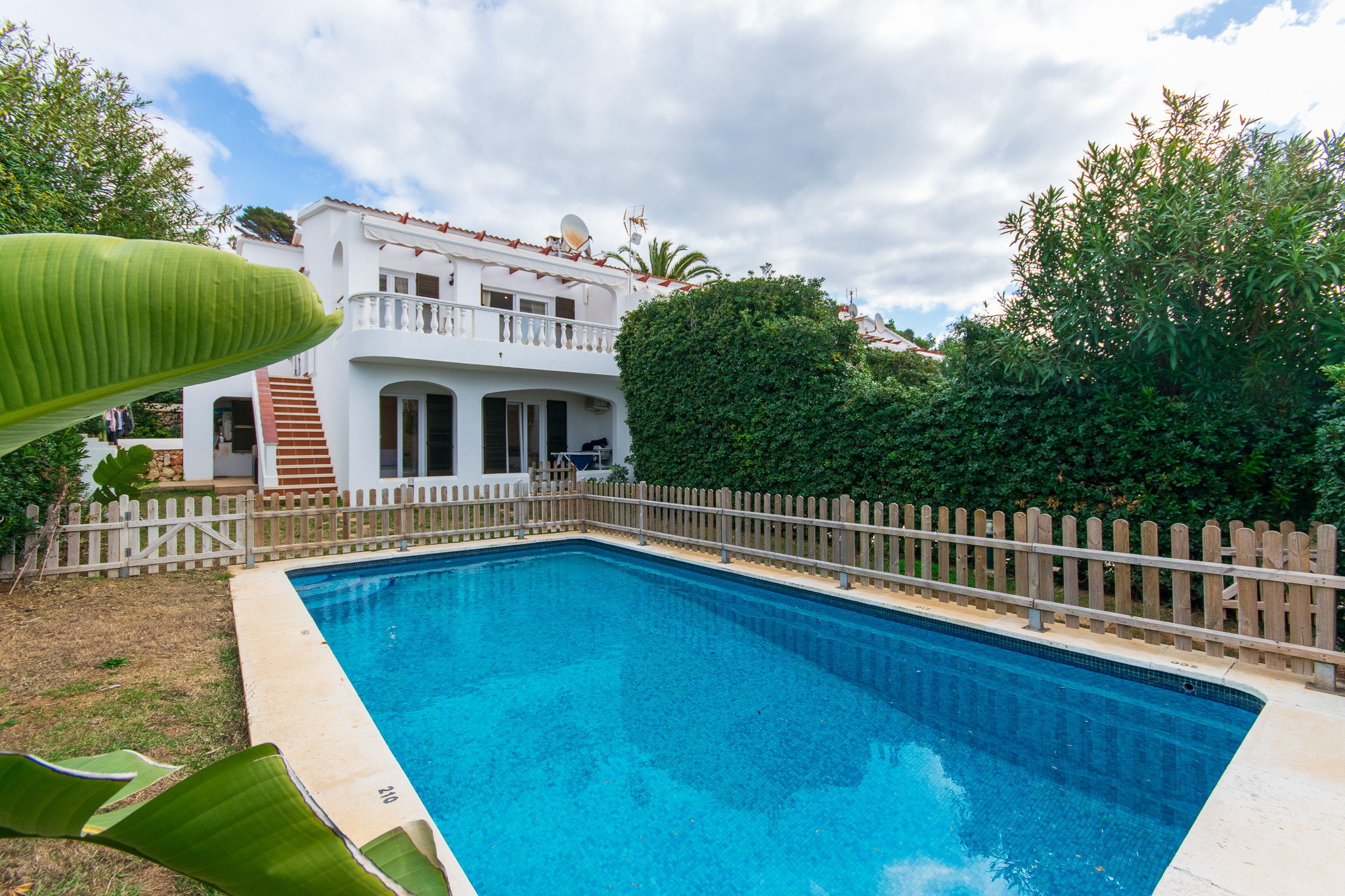 Belle villa avec piscine et vue sur la mer à Torre Solí