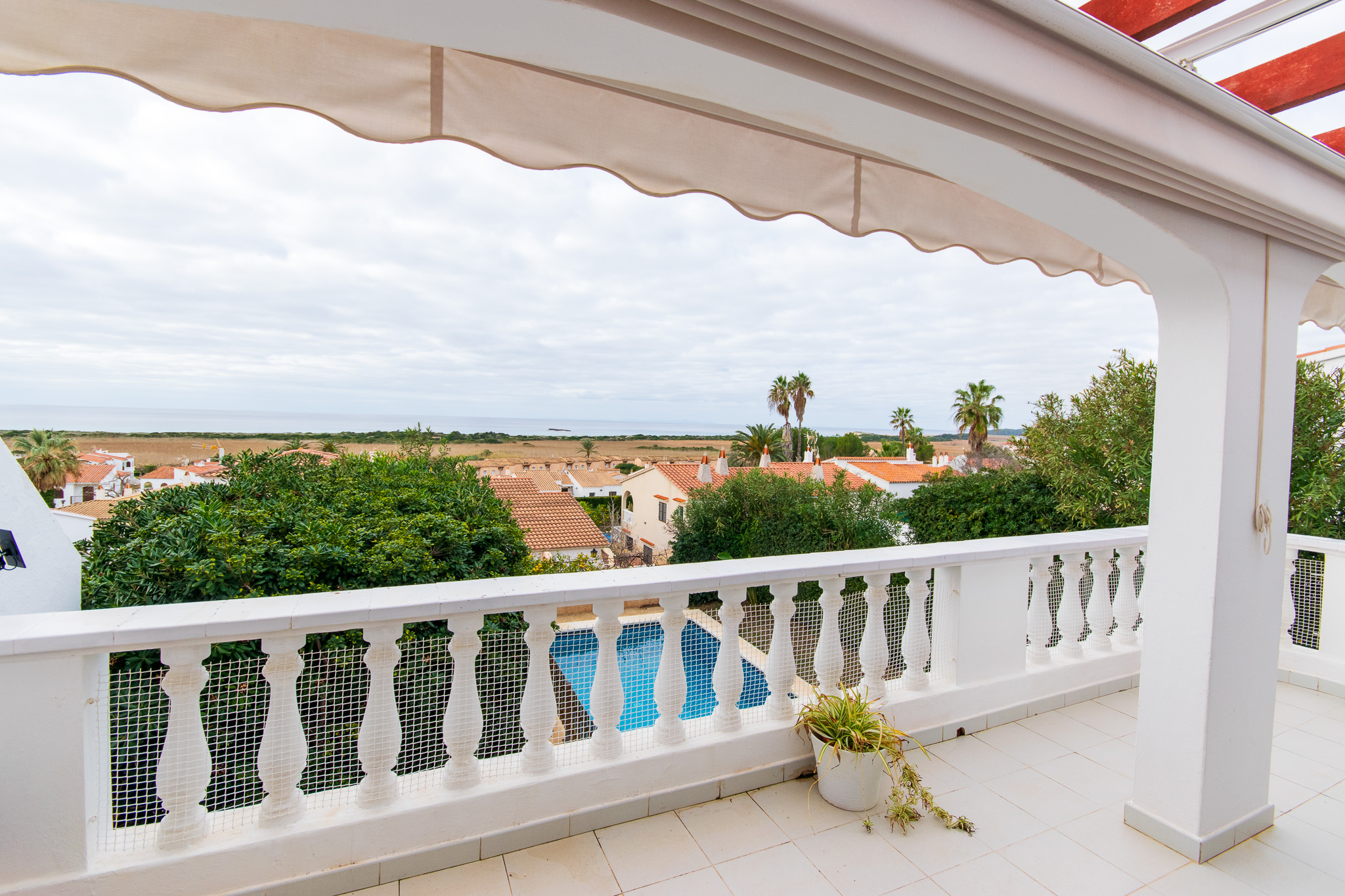 Vue sur la mer d'une belle villa avec piscine et vue sur la mer à Torre Solí