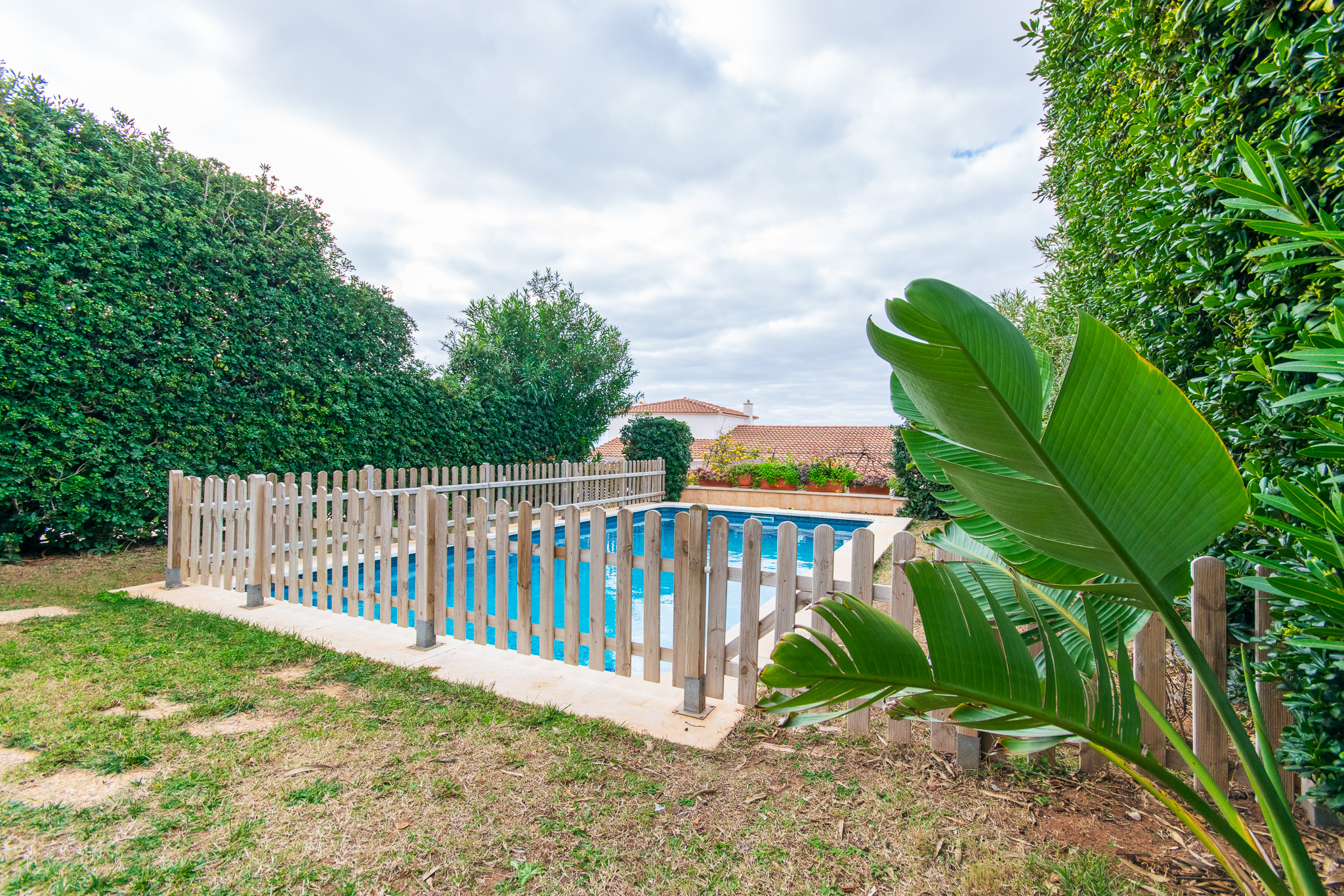 Piscine et jardin d'une belle villa avec piscine et vue sur la mer à Torre Solí