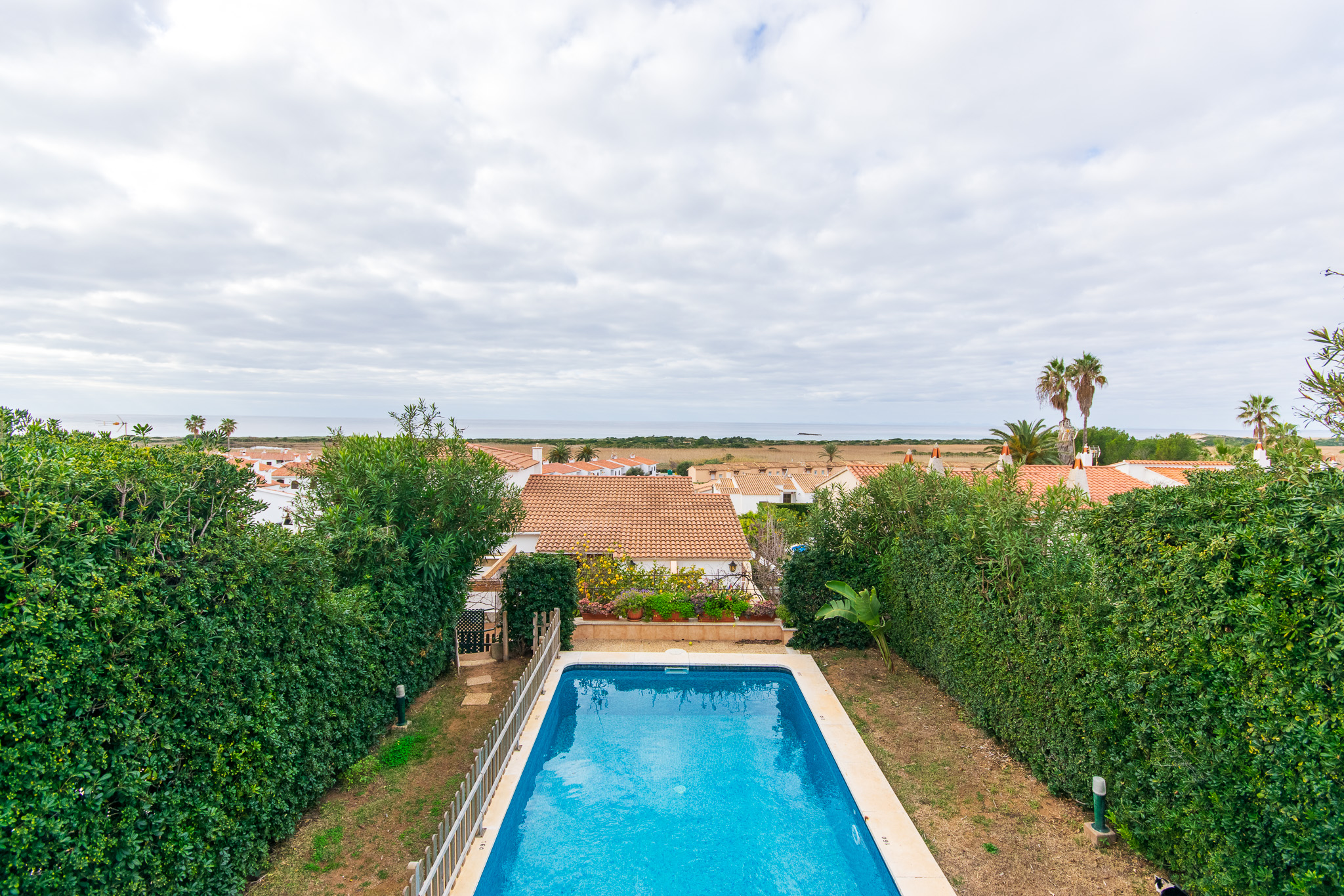 Vue sur la mer dans une belle villa avec piscine et vue sur la mer à Torre Solí