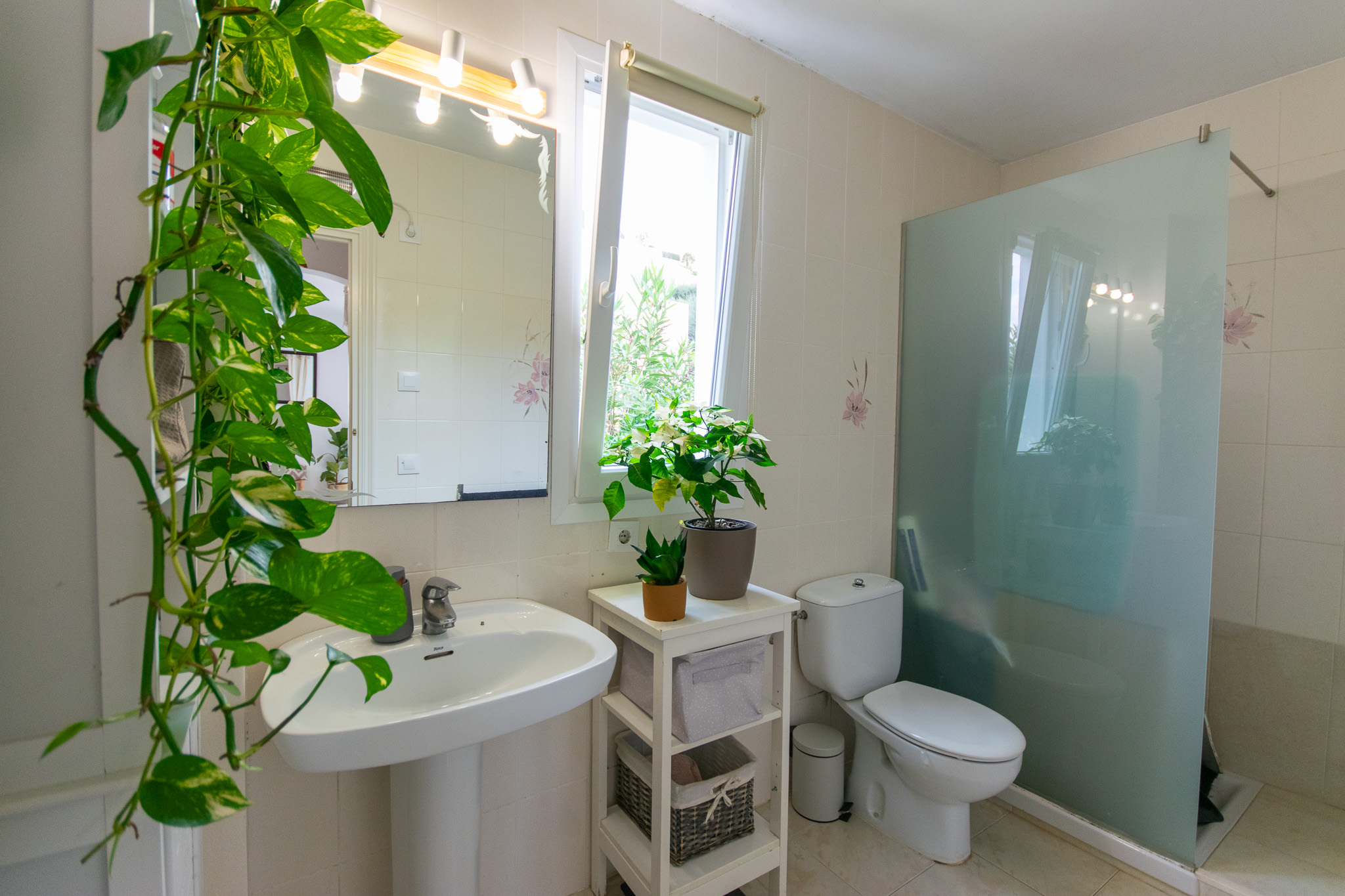 Bathroom of beautiful villa with pool and sea views in Torre Solí