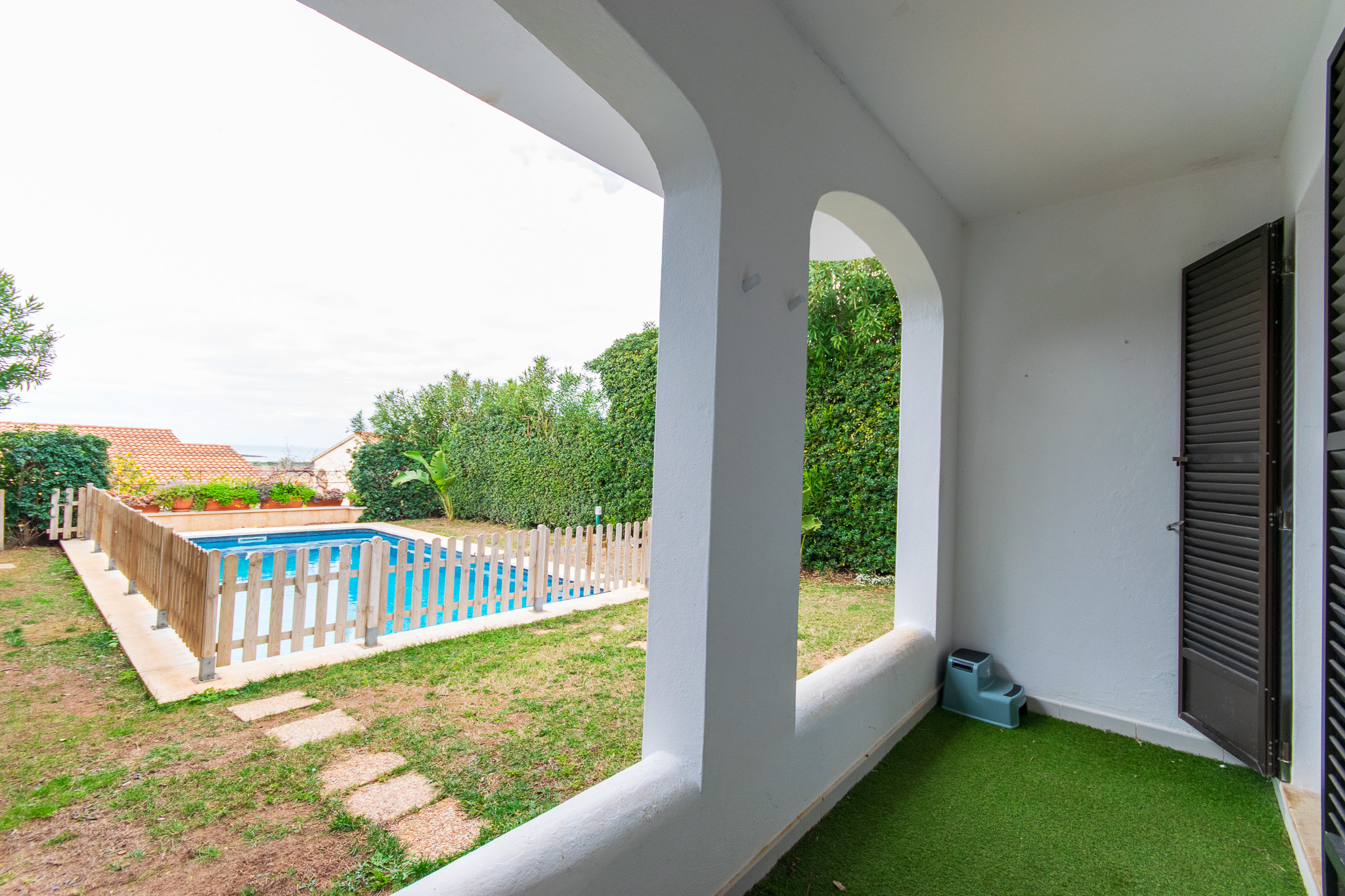 Terrasse couverte au rez-de-chaussée d'une belle villa avec piscine et vue sur la mer à Torre Solí