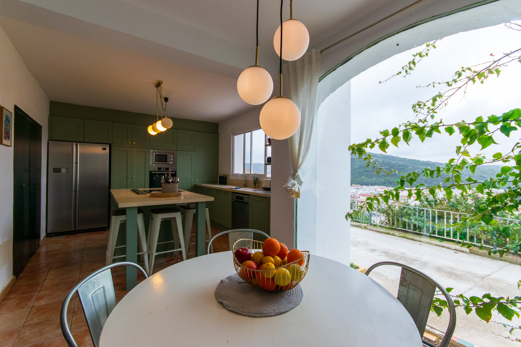 Cuisine-salle à manger de charmante maison avec terrain et vue sur le village de Ferreries