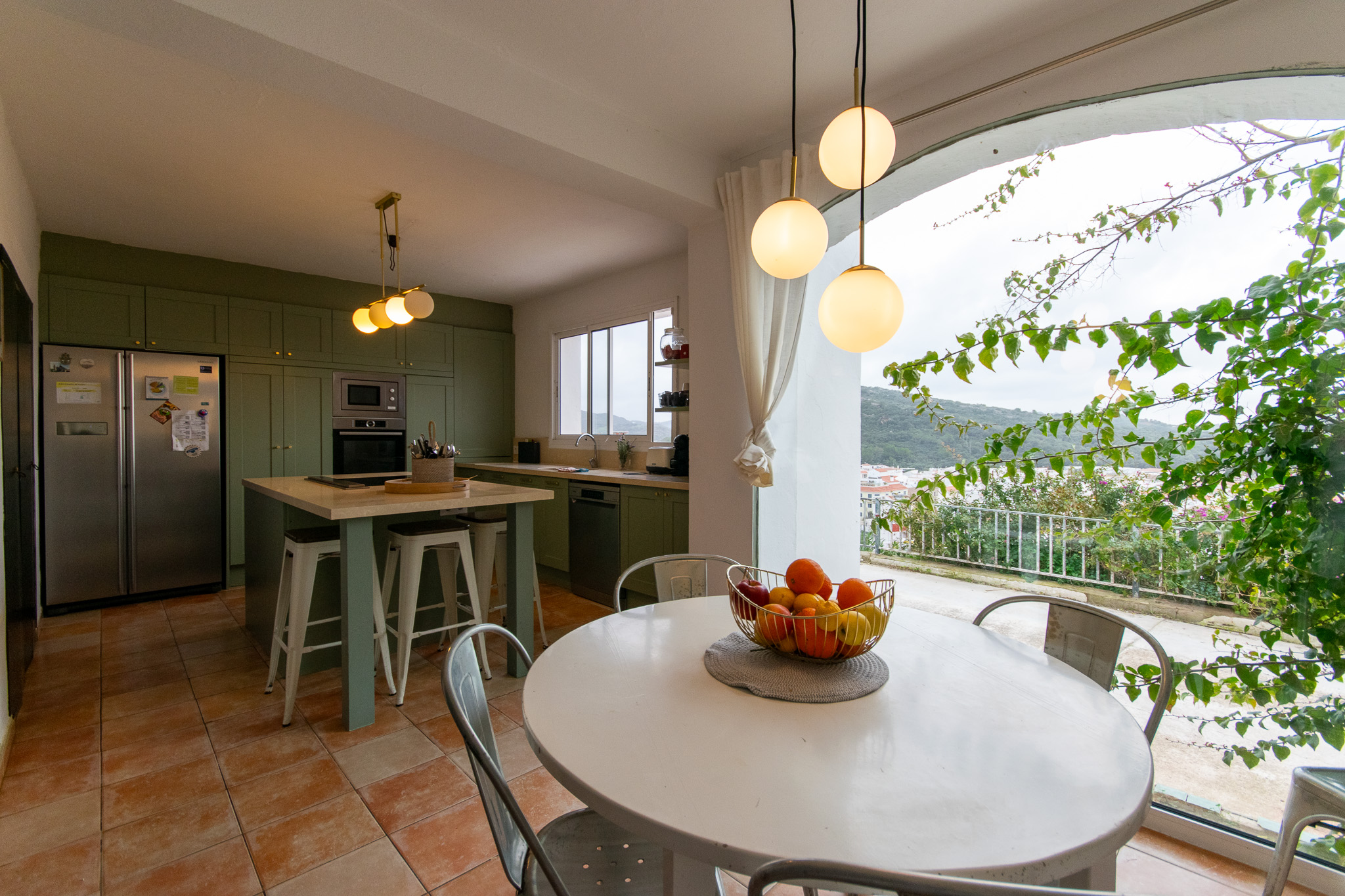 Cuisine-salle à manger de charmante maison avec terrain et vue sur le village de Ferreries