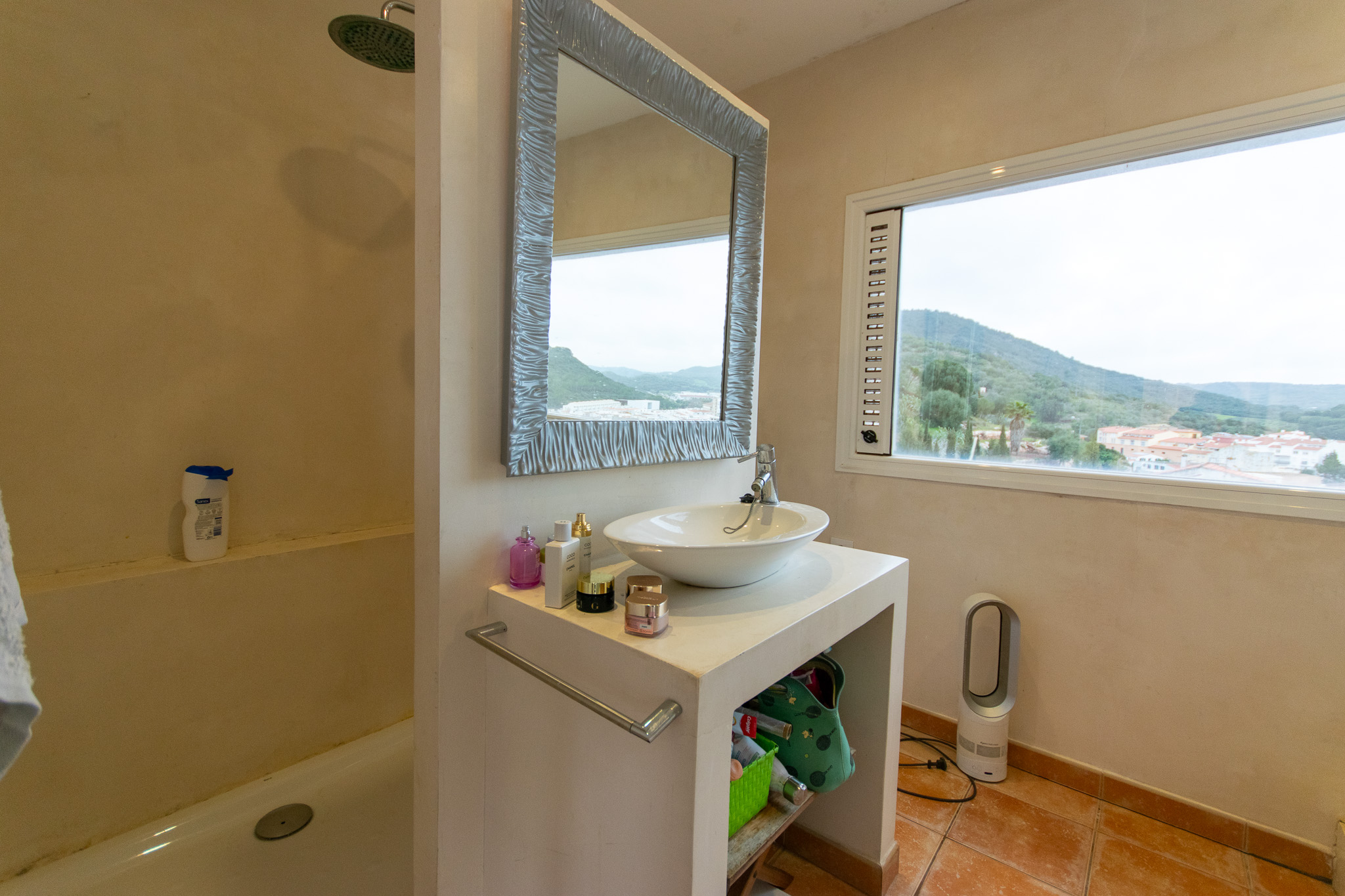 Salle de bain attenante d'une charmante maison avec parc et vue sur le village de Ferreries