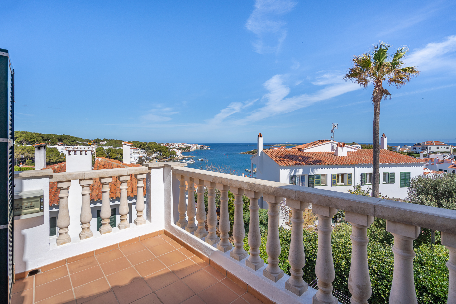 Terrasse avec vue sur la mer dans une villa individuelle avec vue sur la mer à Addaia