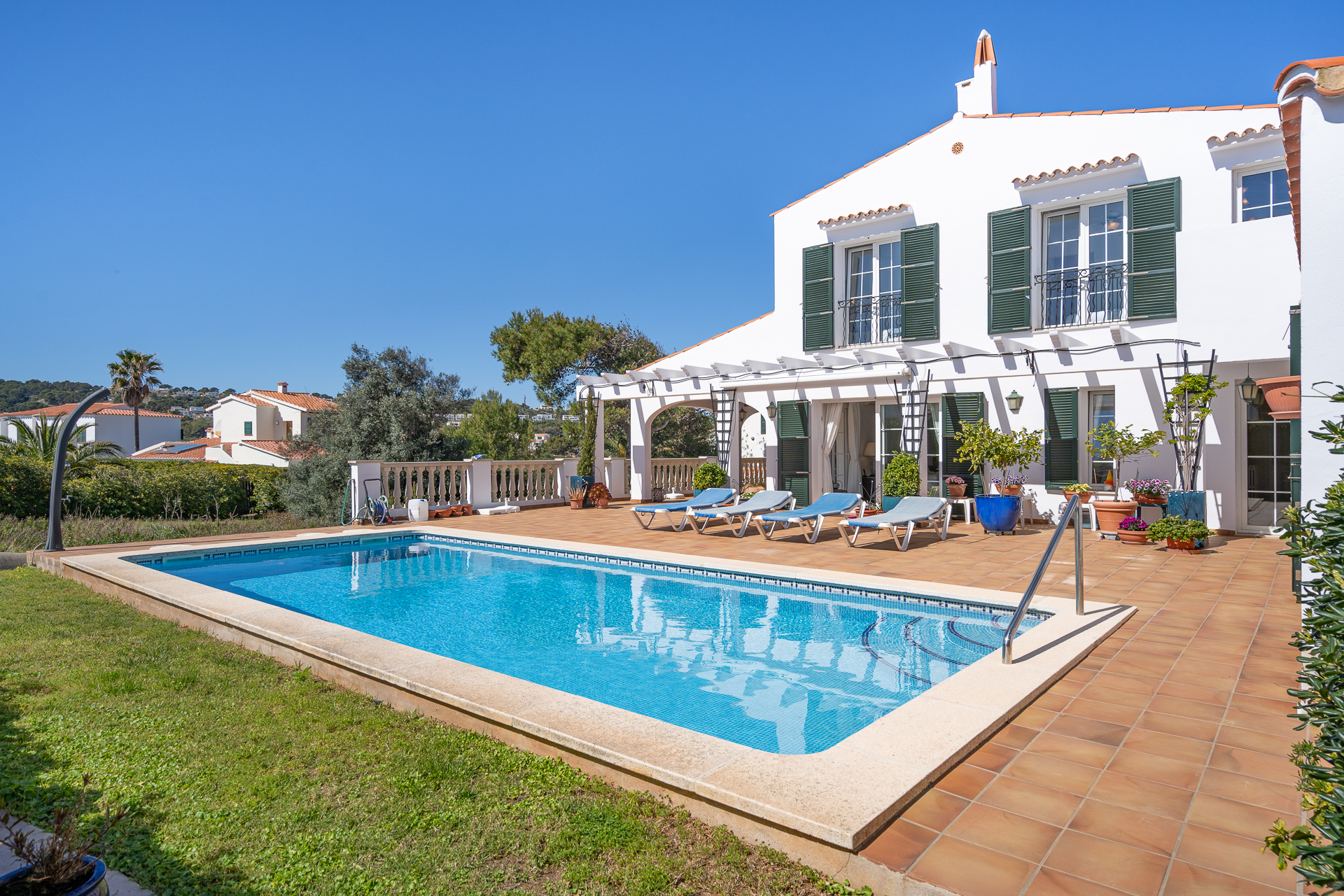 Single-family villa pool with sea views in Addaia