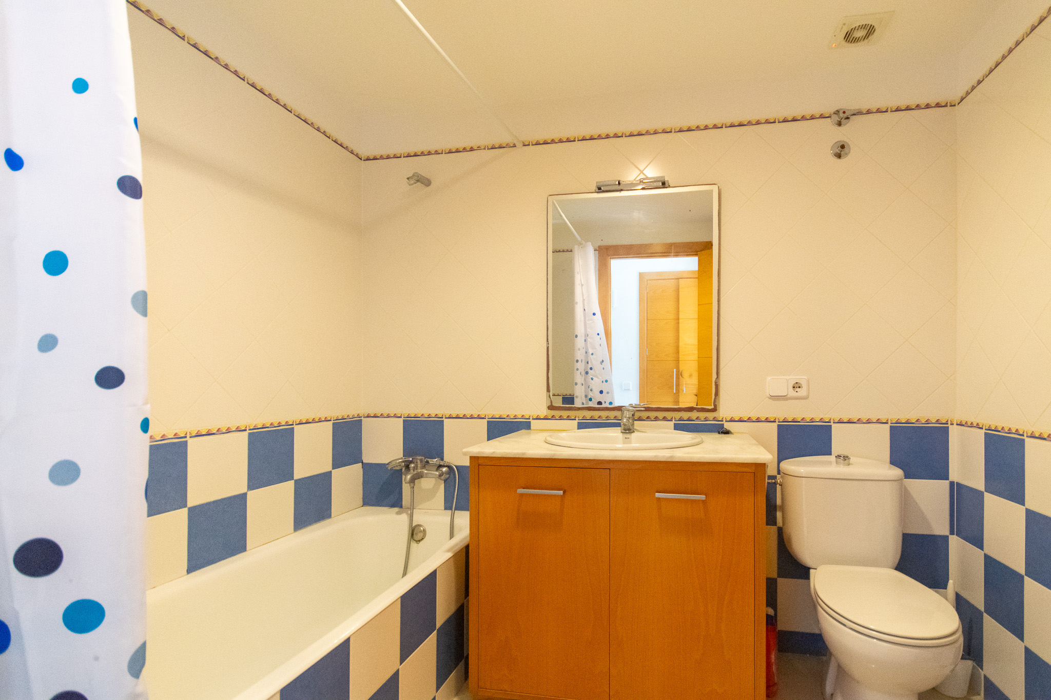 Salle de bain avec baignoire au rez-de-chaussée avec 2 terrasses à Ferreries